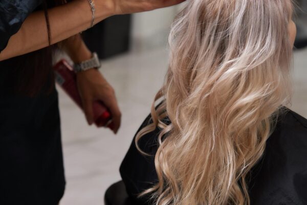Balayage sau șuvițe: diferențe, avantaje și întreținere