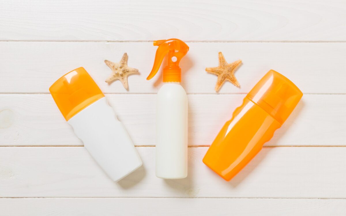 Loțiune solară spray, cremă sau lapte? Ce variantă este mai practică