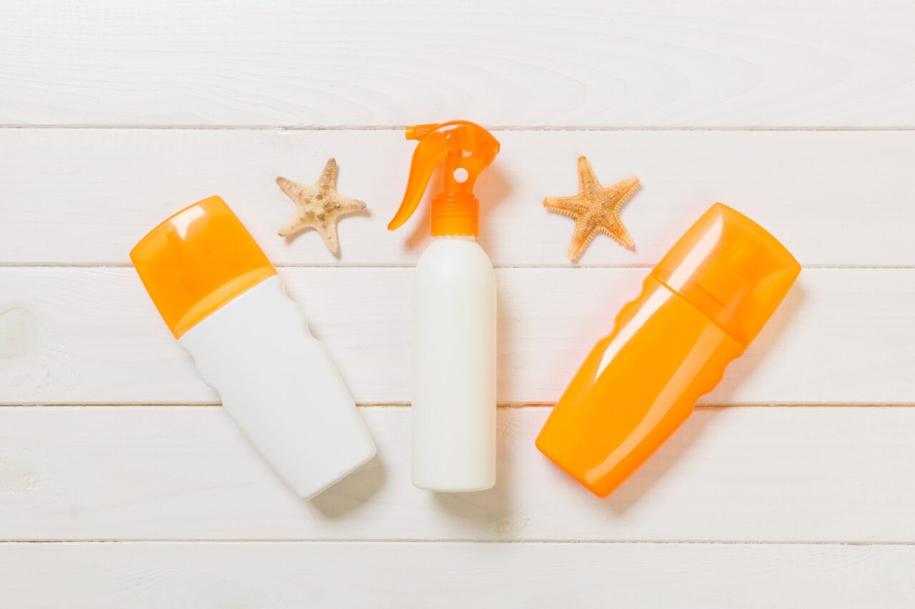 Loțiune solară spray, cremă sau lapte? Ce variantă este mai practică