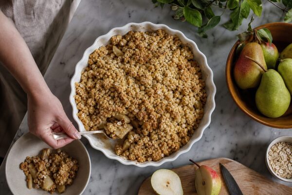 Crumble cu mere și pere: desert de toamnă fără aluat întins