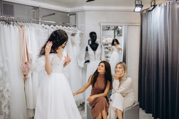 Rochie sau costum la cununia civilă: idei pentru stiluri diferite