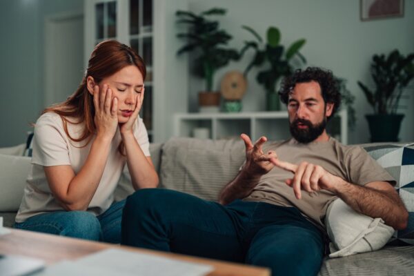 Cum îi spui partenerului că un coleg a început să flirteze cu tine