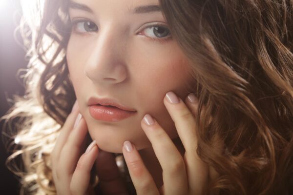 Manichiură lip gloss: efectul lucios, ca de balsam, pe unghii