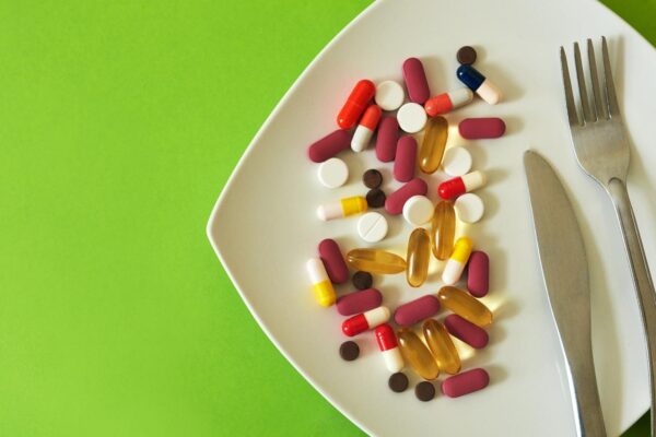 Medicamente luate înainte sau după masă: de ce contează instrucțiunea