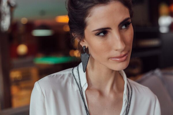 Cercei cu clips: alternative elegante pentru urechi neperforate