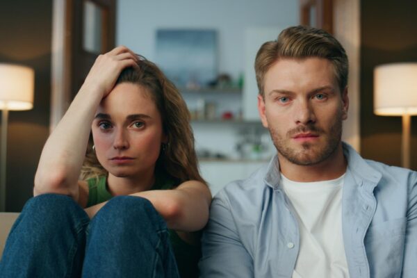 Partenerul te împiedică să îți vezi familia: cum poți căuta sprijin