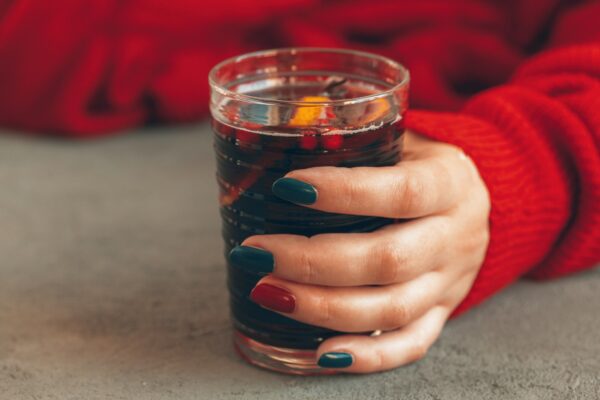 Nuanțe cherry cola și espresso: culorile de ojă ale sezonului rece