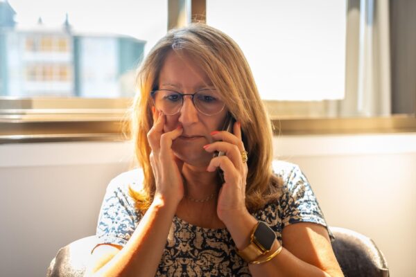 Ai primit capturi de ecran despre partener: cum verifici contextul fără să le distribui
