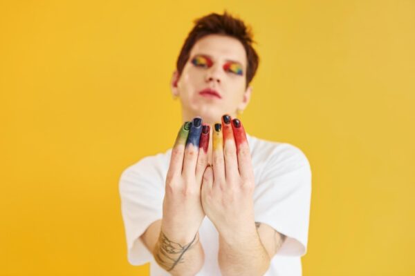 Unghii jelly: manichiura translucidă colorată care revine în forță