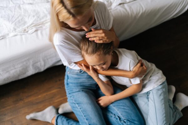 Copilul vrea să vă împăcați: cum vorbești despre o speranță pe care nu o poți promite
